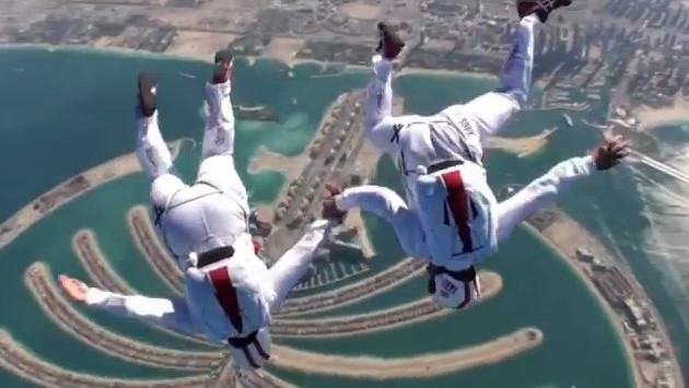 Parachutisme : Le  Gujanais Nicolas Goutin, Champion du Monde Free Fly à Dubaï.