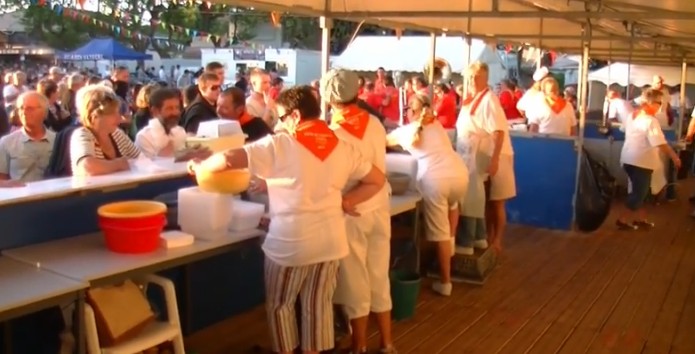 Hollande commémore à tout va … IB rend hommage aux bénévoles qui rendent les fêtes du Bassin si conviviales.