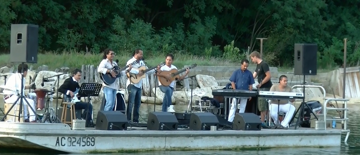 Cap Ferret : Un concert Gipsy de Jonathan Pisa double détente ! Sur l&rsquo;eau, puis au Golf du Cap Ferret, le 28/08 dernier. Ambiance ! (Avec Vidéo)