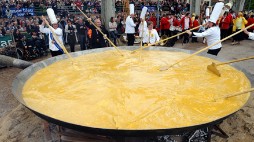 Géantes, les omelettes, ce lundi. Pour des œufs vrais …