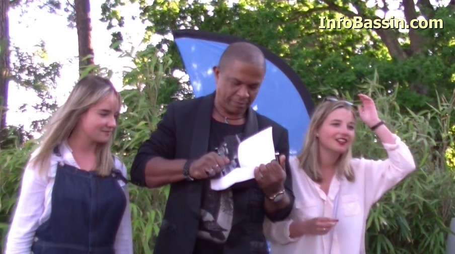 Show devant ! Francky Vincent dédicace ses mémoires salées …