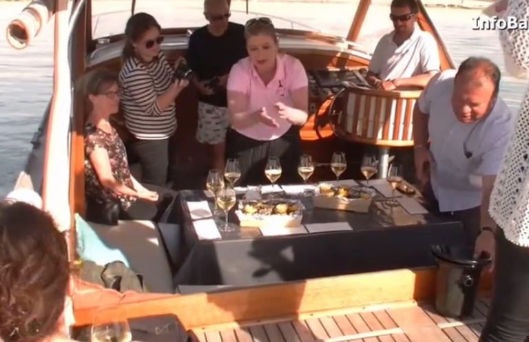 (VDO) Croisière dégustation commentée de vins sur un joli bateau…