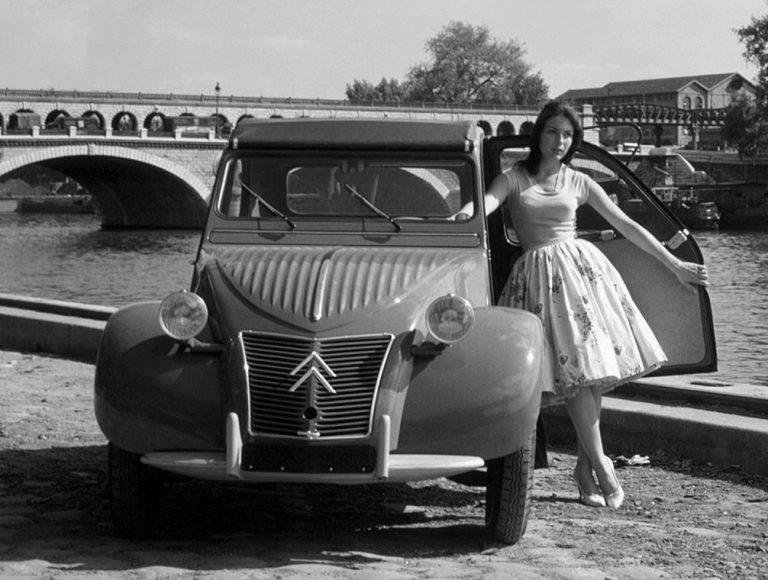 Sur la route… La 2 CV Citroën avec P. Vèrges
