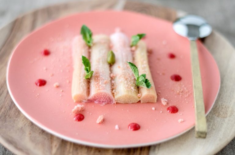 Recette: Rhubarbe pochée à la menthe et aux agrumes, coulis de fraises