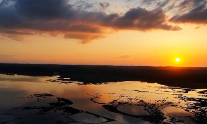 Vidéo aérienne zen de coucher du soleil sur le port d&rsquo;Arès