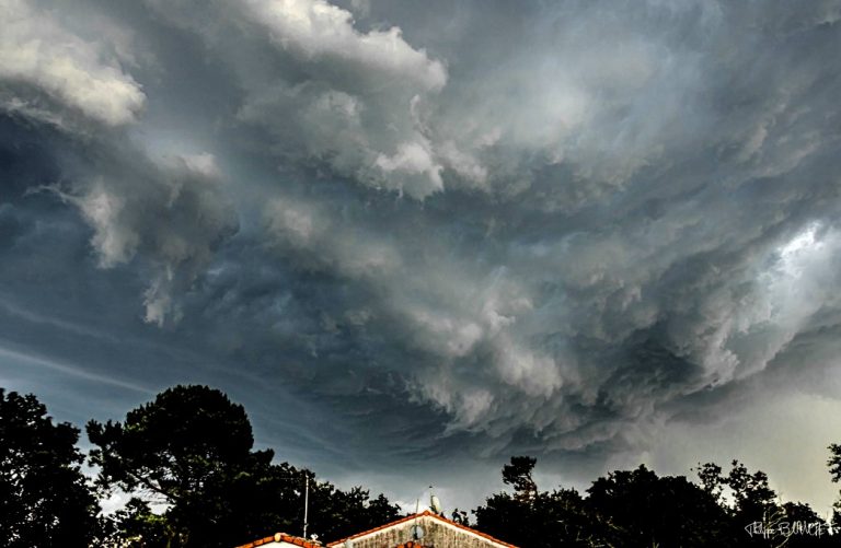 Un orage bref sur le Bassin, qui n&rsquo;aura pas échappé aux photographes…