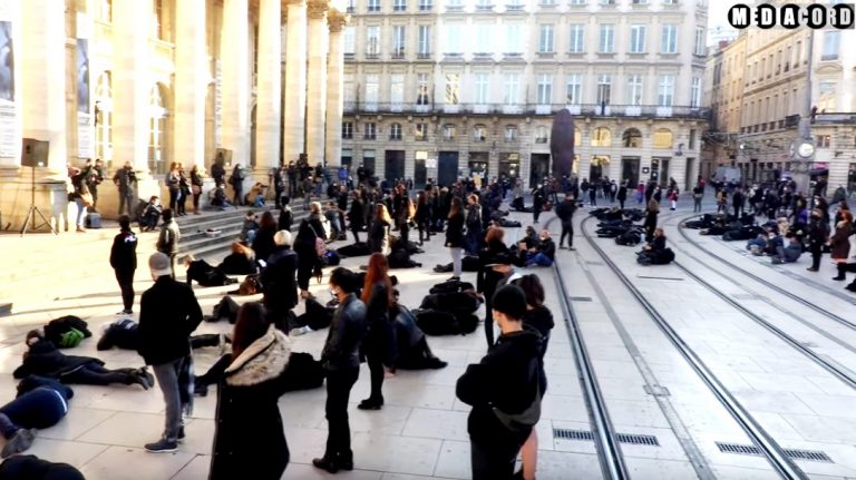 Manif des petits commerces, intermittents et indépendants façon Flashmob pour se faire entendre…